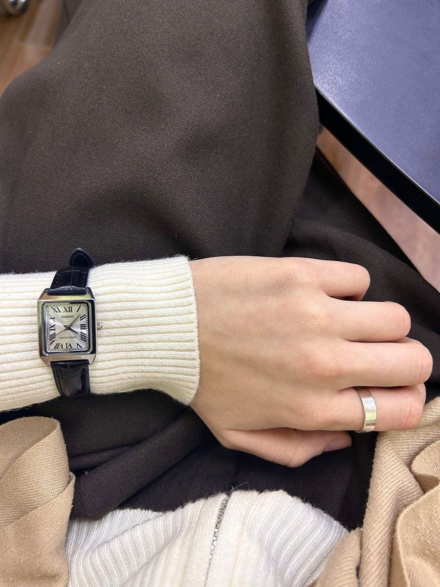 「千元內最美小方錶!!」Casio 法式復古皮革小方錶 - Topickstore