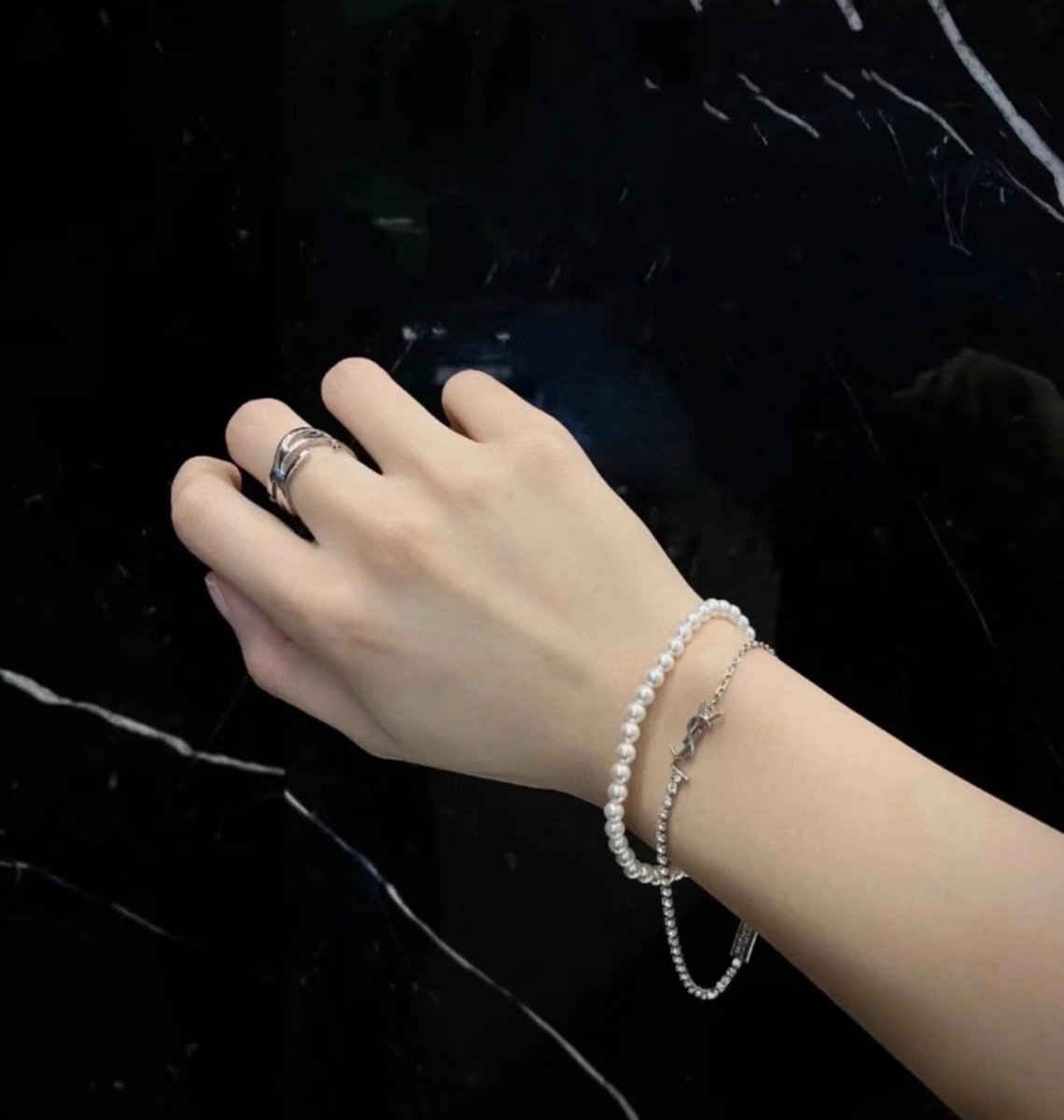 Saint Laurent Cassandre |YSL 經典字母半鑽手鏈✨兩隻色都超級好睇 !! - Topickstore