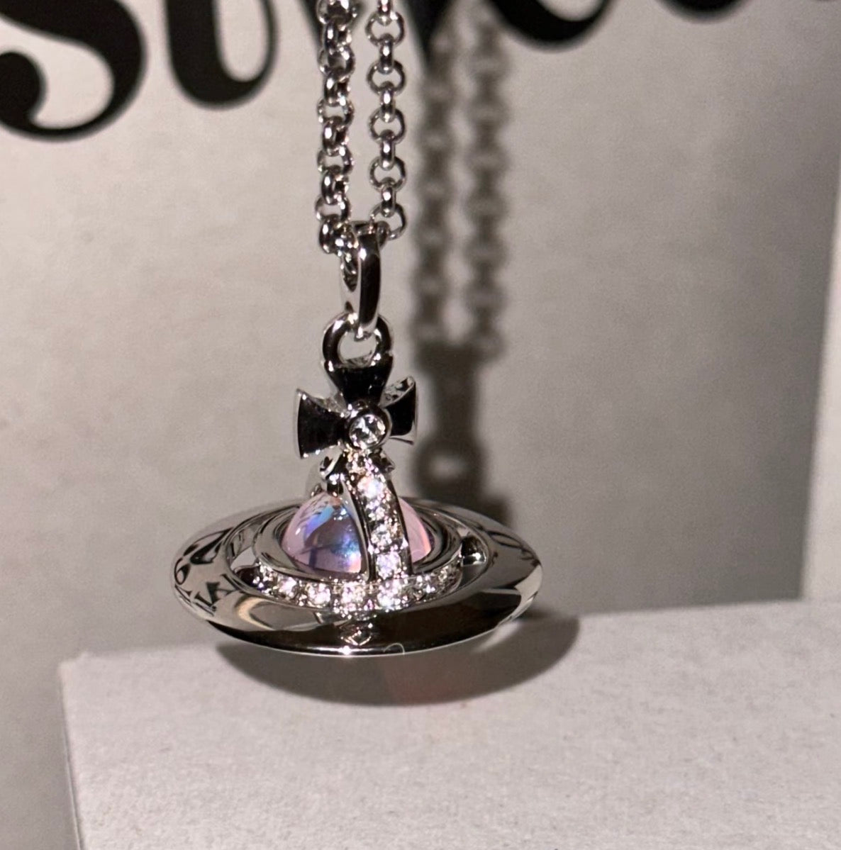 限定款! Vivienne Westwood ORB Crystal 🍬鐳射幻彩星球項鍊🫧