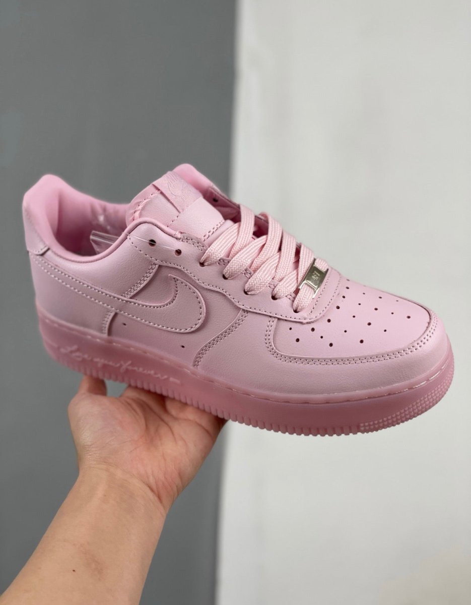 浪漫與街頭的終極結合！Nike x Drake NOCTA Air Force 1 Low "Love You Forever" 粉紅限定版 ✨ - Topickstore