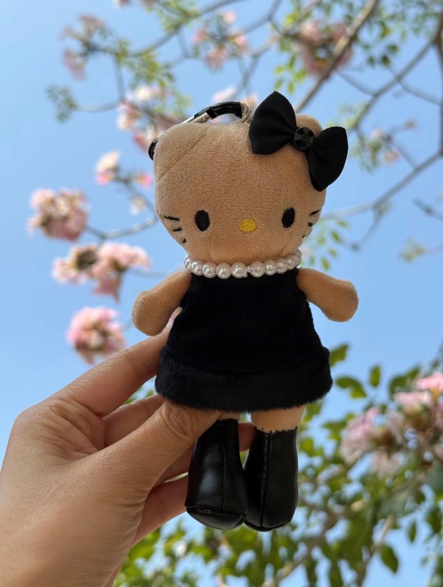 SanrioHello Kitty 長腿黑裙Y2K毛絨掛飾 - Topickstore