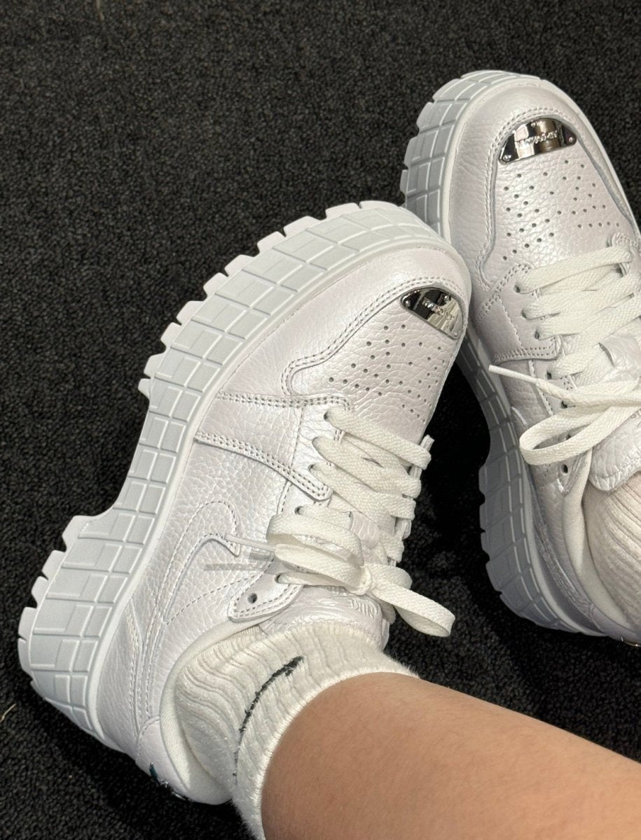 🖤Karina 同款！Nike Air Jordan 1 Brooklyn Low 鐵牌厚底鞋(黑白兩色) - Topickstore