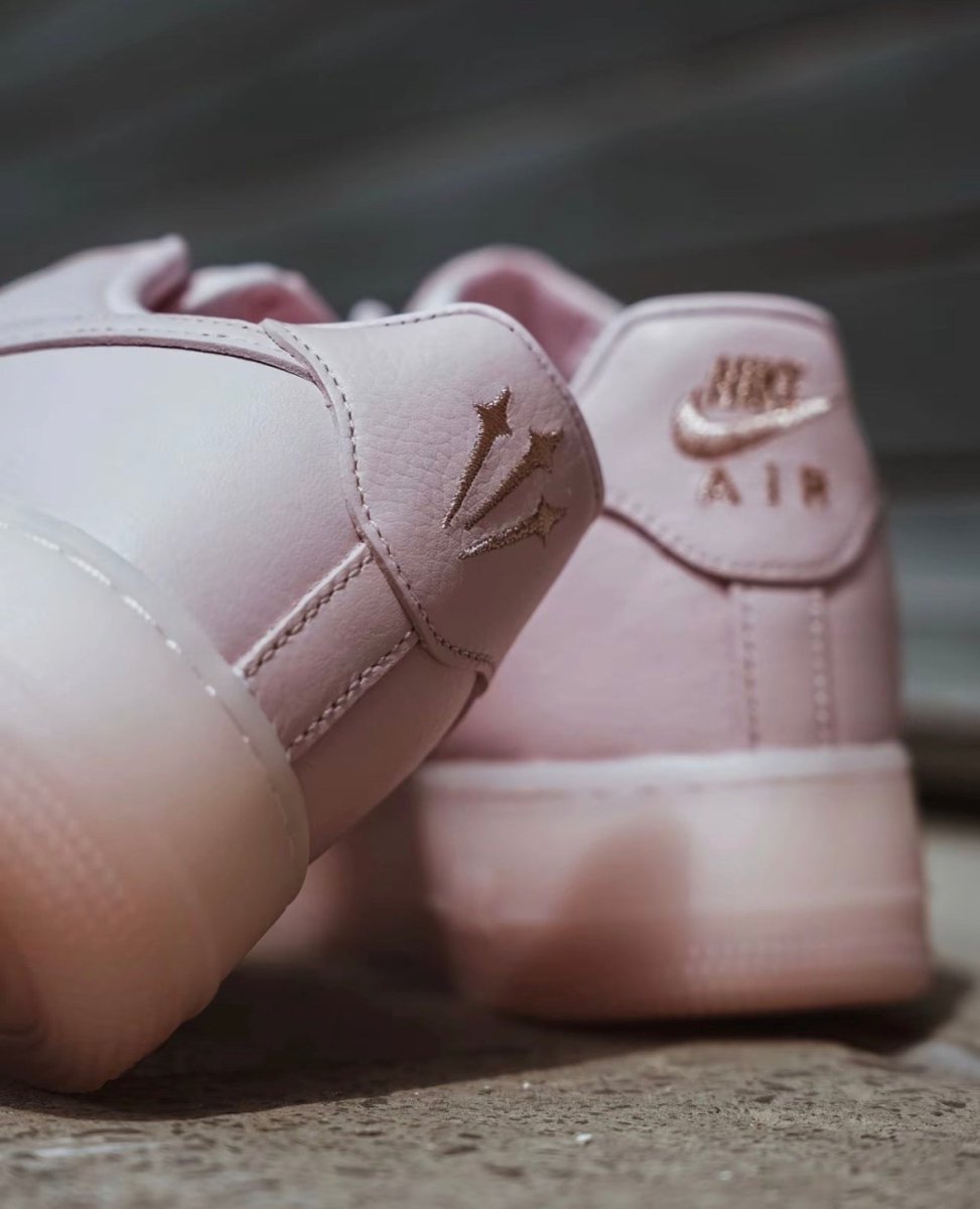 浪漫與街頭的終極結合！Nike x Drake NOCTA Air Force 1 Low "Love You Forever" 粉紅限定版 ✨ - Topickstore