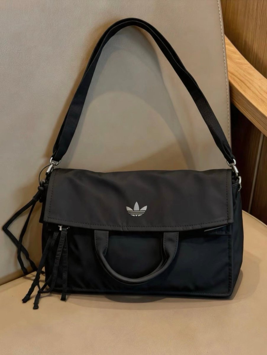 一包兩式！Adidas Originals Casl Bag 磁吸霧黑兩用單肩托特包 ✨ - Topickstore