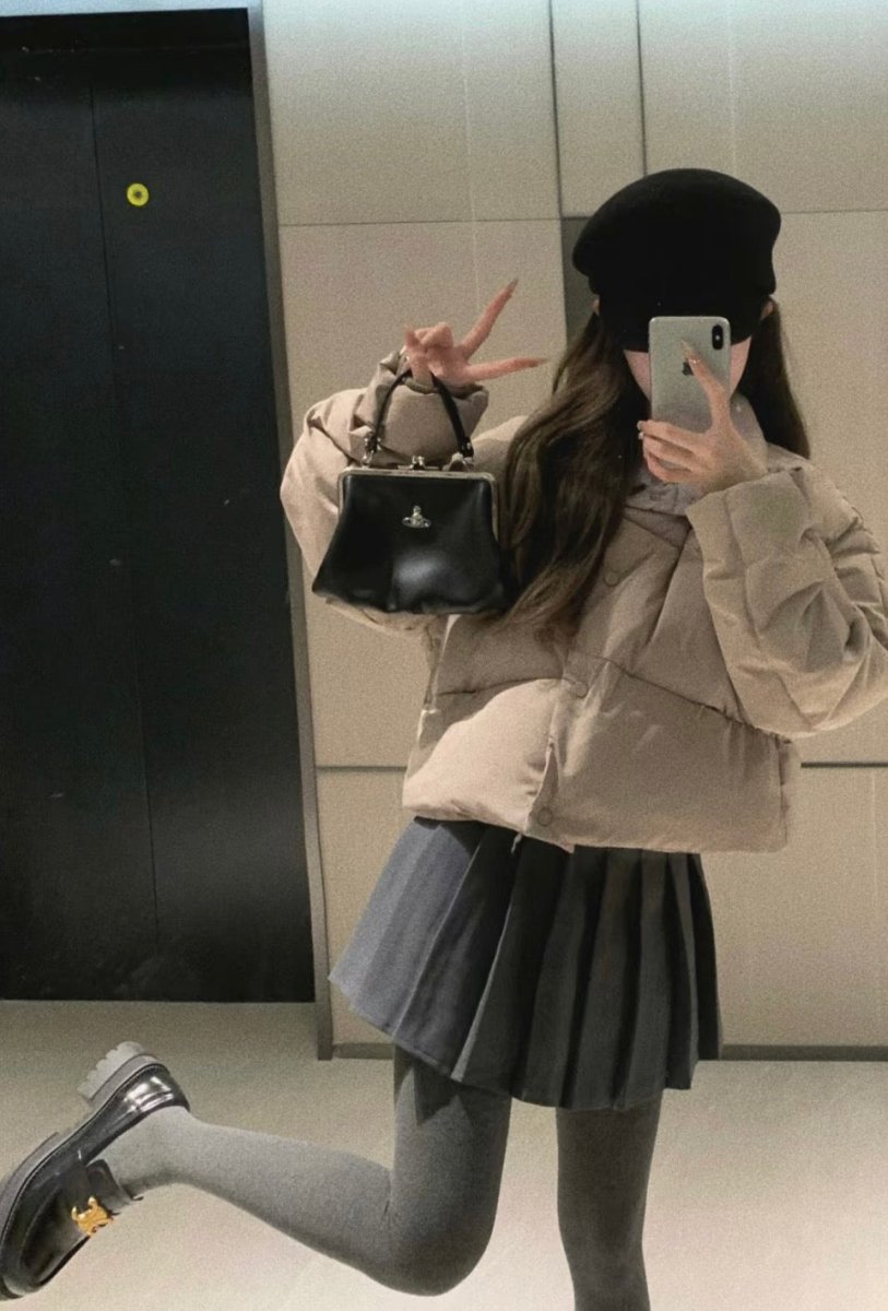 Vivienne Westwood 復古黑金皮革十字紋餃子袋 - Topickstore