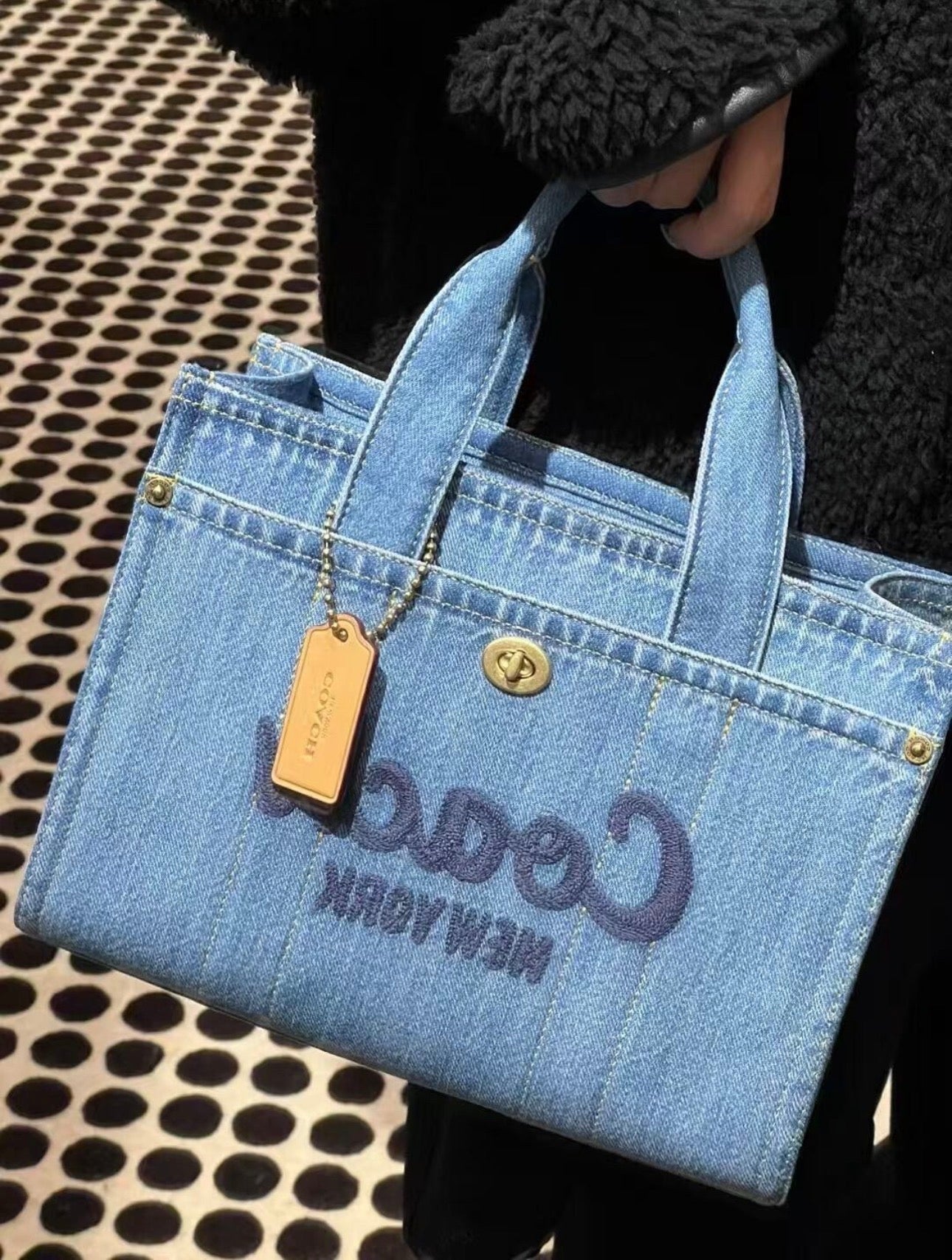 Coach Denim Cargo Tote Bag  人氣牛仔托特袋｜日常百搭款
