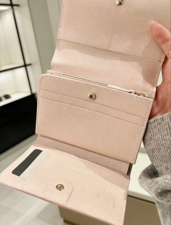 【日本限定】Vivienne Westwood Executive Zip Trifold Wallet 櫻花粉三摺拉鏈銀包｜人氣實用款 - Topickstore